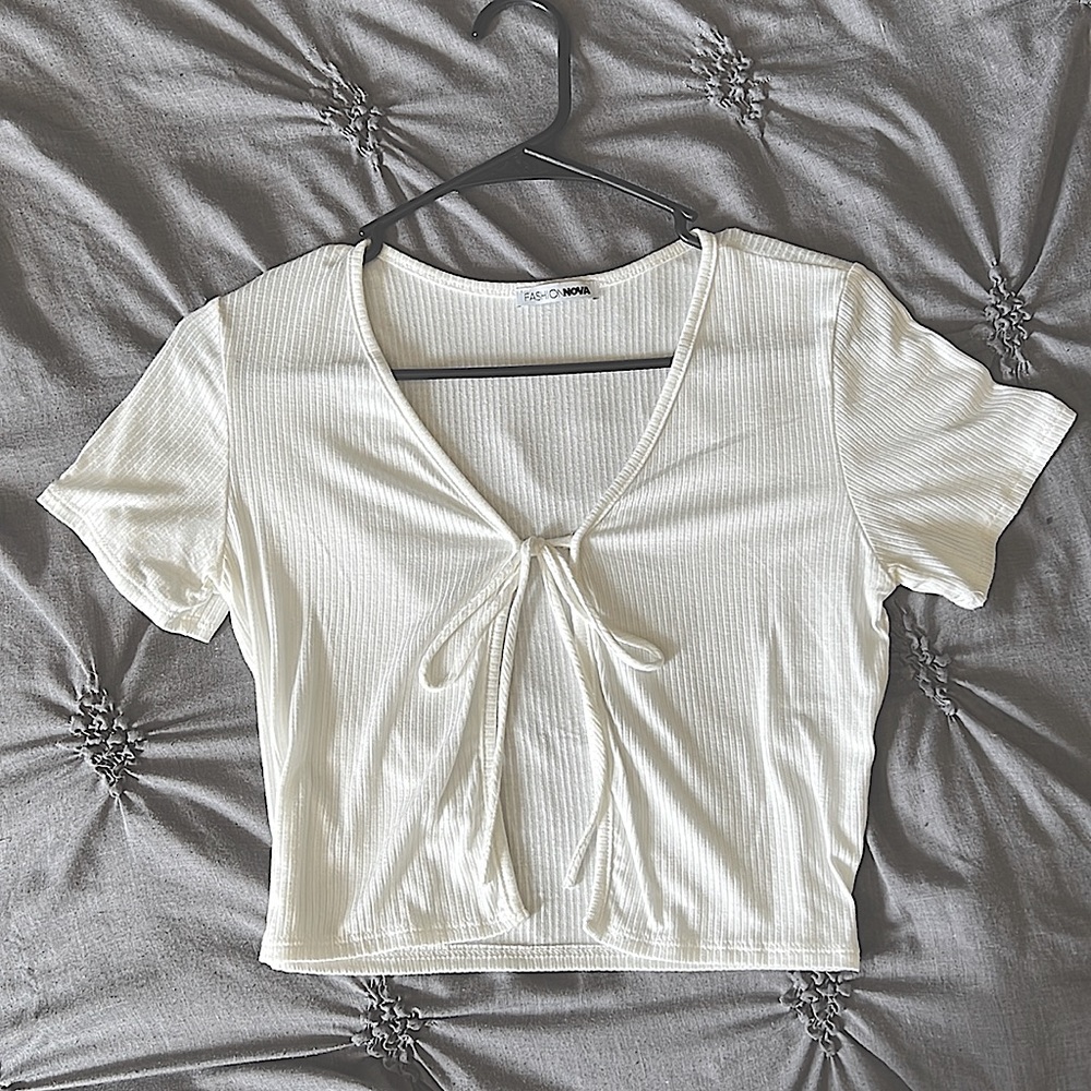 Fashion Nova White tie up crop top!